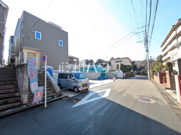接道状況および現場風景　【多摩市南野２丁目】周辺環境はもちろん、日当たりや設備仕様など、実際に行ってみないと分からないことも多くございます。ご案内いたしますので、お気軽にお問い合わせください。