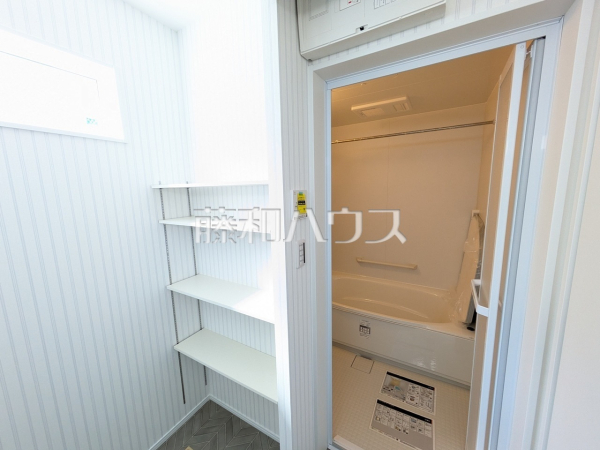 ■D号棟　洗面室・収納■
洗面室にはタオルを綺麗に収納できるリネン棚付き。可動式で高さ調整も可能です。【多摩市南野２丁目】