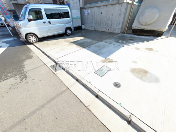 D号棟　カースペース　【多摩市南野２丁目】
並列駐車2台分（車種による）の駐車場は自転車置き場としても使い勝手がよさそうです。