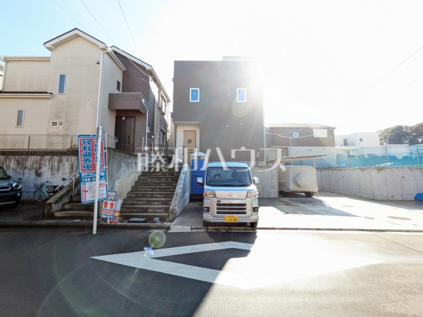D号棟　接道状況および現場風景　【多摩市南野２丁目】
良い物件をゲットするためには早め早めのチェックをおすすめ致します。未完成の今のうちにぜひお問合せ下さいませ！　