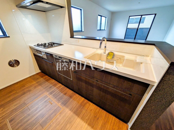 A号棟　キッチン　【所沢市向陽町】
明るい陽光に満たされる心地よいキッチンで、気持ちよくお料理ができます　