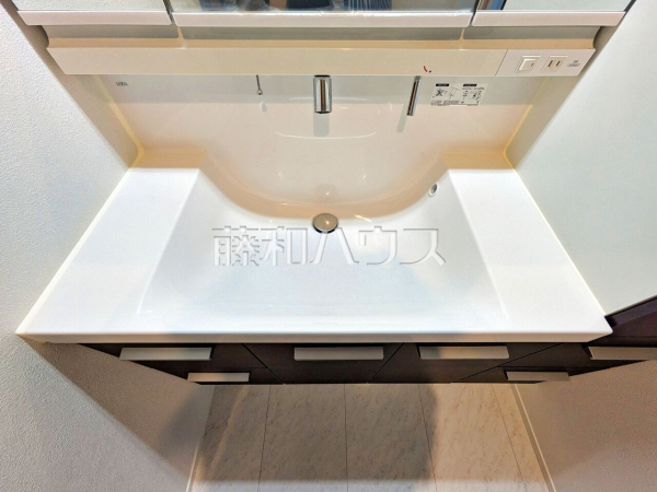 A号棟　洗面室　【所沢市向陽町】
洗面ボウルは広々平らな底面なので付け置き洗い等できます。深さがあるので水も飛び散らず使い勝手便利です。　