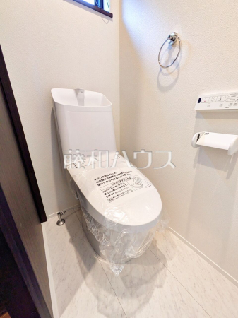 A号棟　トイレ　【所沢市向陽町】
各階にトイレがあると、階段の上り下りをせずに済むため就寝時なども便利です。　