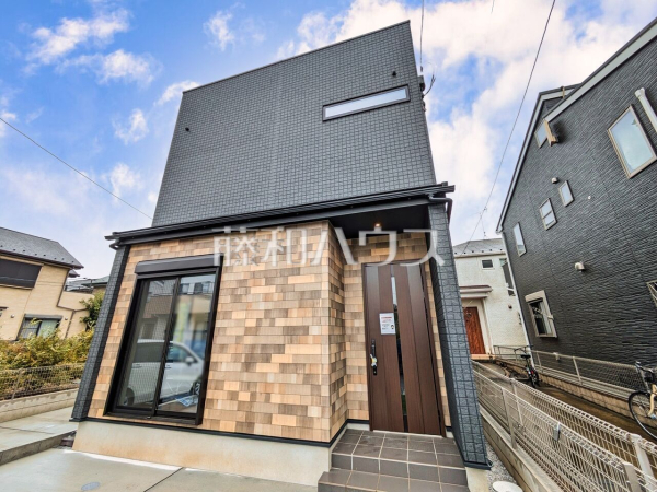 A号棟　外観　【所沢市向陽町】
モノトーンを中心とした配色の現代的なデザイン。直線的ですっきりとしたスクエアなデザインが、お客様のお住まいを都会的に印象づけます。　