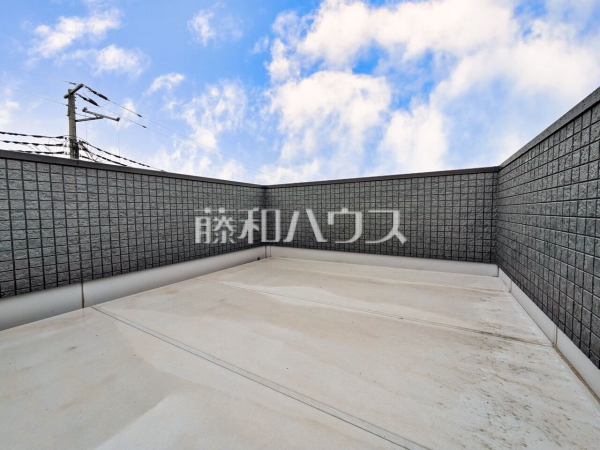 A号棟　バルコニー　【所沢市向陽町】
開放感あふれるルーフバルコニーは用途多彩。屋根がなくガーデニングや家庭菜園にも最適！ペットの遊び場にも！