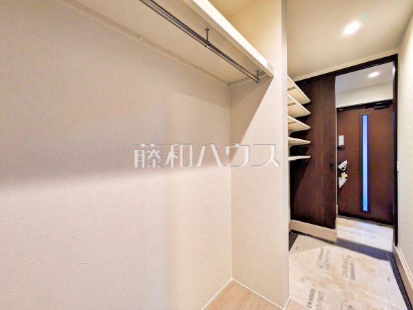 B号棟　クローゼット【所沢市向陽町】
洗面所につながるクローゼットに家族の衣類をまとめることで、洗濯後の家事動線を短くすることができます。　