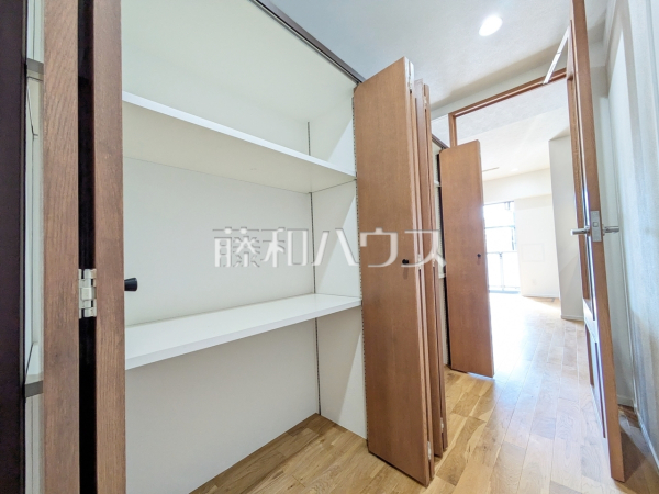 ≪廊下収納≫　全居室、廊下等に収納スペースを設けた、収納重視の間取りとなっています。【シャトラン調布】