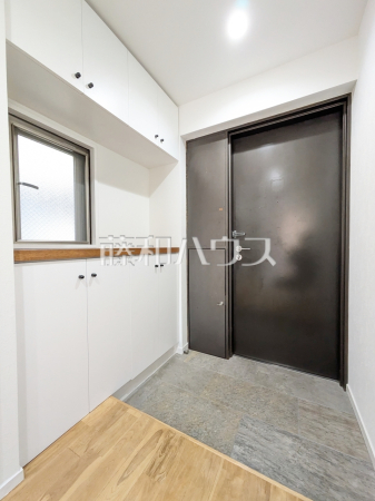≪玄関≫湿気や臭いがこもりがちな玄関に窓を設けることによって換気が楽になります。　【シャトラン調布】