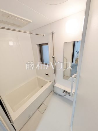 浴室　【シャトラン調布】
窓付き浴室はしっかり換気ができていつも清潔に、毎日のバスタイムが楽しみになります。　