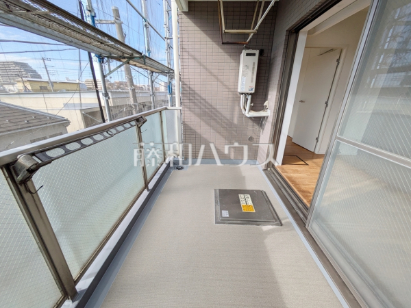 ≪バルコニー≫南向きのバルコニーは日差しもたっぷり注ぎ、お洗濯物もよく乾きます。　【シャトラン調布】