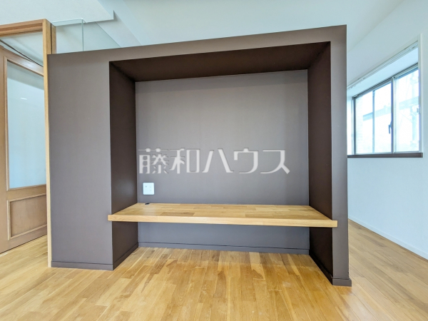 ≪リビング≫リビングに設けたカウンターデスクは、お子様の勉強スペースやデスクワークなどに便利です。【シャトラン調布】　