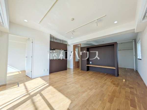 ≪リビング≫南に広い開口部を設け家族の集いに明るさをプラスします☆【シャトラン調布】