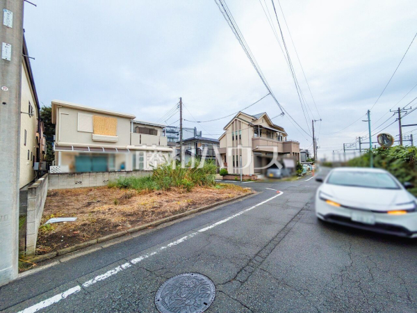 接道状況および現場風景　【日野市旭が丘１丁目】見学はしたいけど、なかなか時間が取れない・・・そんな方に出勤前や仕事終わりにマイホームを見学できるサポートをいたします。