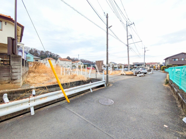 接道状況および現場風景　【日野市大字日野】 見学はしたいけど、なかなか時間が取れない・・・そんな方に出勤前や仕事終わりにマイホームを見学できるサポートをいたします。 