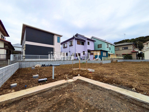 3号地付近　現地写真　【日野市大字日野】家族みんなの眩い笑顔、豊かな開口がもたらすこの場所は過ごす時を楽しむ時を紡ぐ場所、たくさんの笑顔があふれ心地よい時間が流れていくことでしょう。