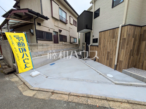カースペース　【調布市入間町３丁目】
間口も十分な幅があり、大きめの車（車種による）でもラクラク駐車していただけます。　