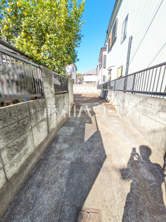 現地写真(路地状部分)　【日野市多摩平５丁目】道路から奥まった住まいは、車や人通りも気にならずプライバシーの確保された住空間を保つことができます。