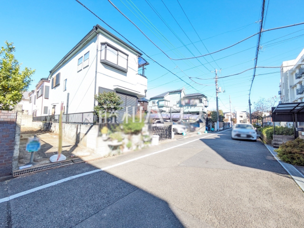 接道状況および現場風景　【日野市多摩平５丁目】前面道路6.0mなので、運転が少し苦手な方でも運転・駐車がしやすそうですね。