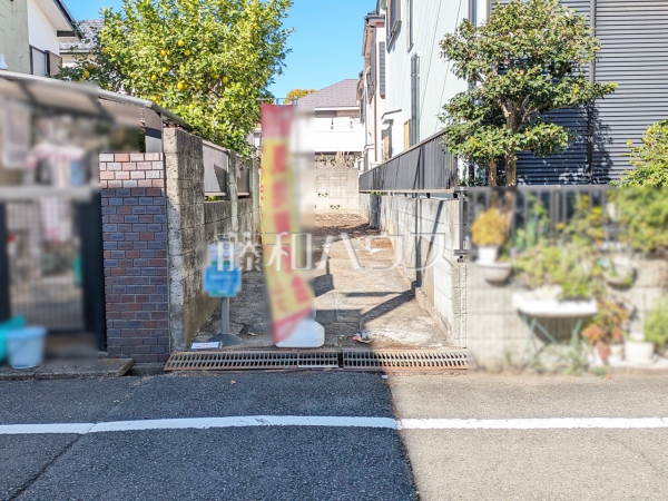 現地写真(路地状部分入口)　【日野市多摩平５丁目】道路から奥まった住まいは、車や人通りも気にならずプライバシーの確保された住空間を保つことができます。