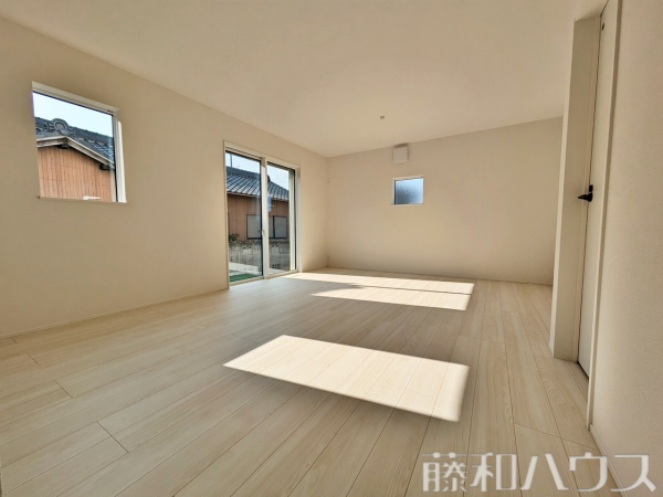 リビング　【小牧市藤島町居屋敷】