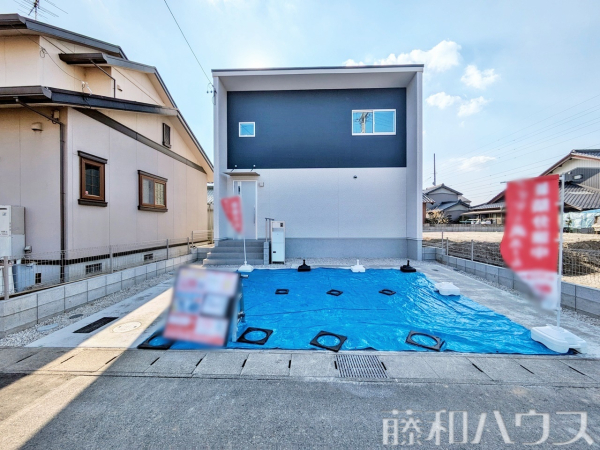 外観およびカースペース　【小牧市藤島町居屋敷】