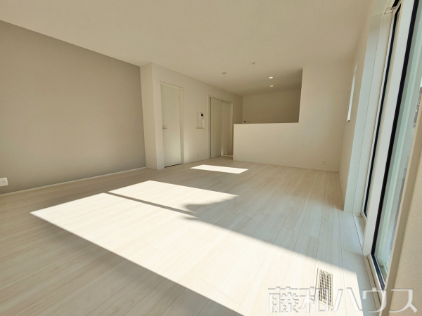 リビング　【小牧市藤島町居屋敷】