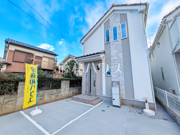 1号棟　外観　【府中市栄町１丁目】 建物を「面」で支える耐震性に優れたベタ基礎。建物の底面全体が鉄筋コンクリートとなっているため、地面からの湿気やシロアリを防ぎやすくなっています。 