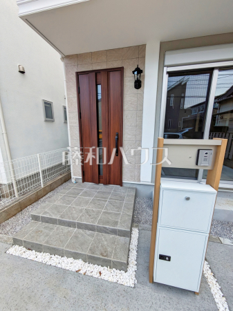 ≪2号棟　玄関≫玄関には不在時でも荷物が受け取れる宅配ボックスがございます。帰りが遅くなりそうな時も受け取り時間の心配がなく、再配達の手間も省けるので便利です。【府中市栄町１丁目】　