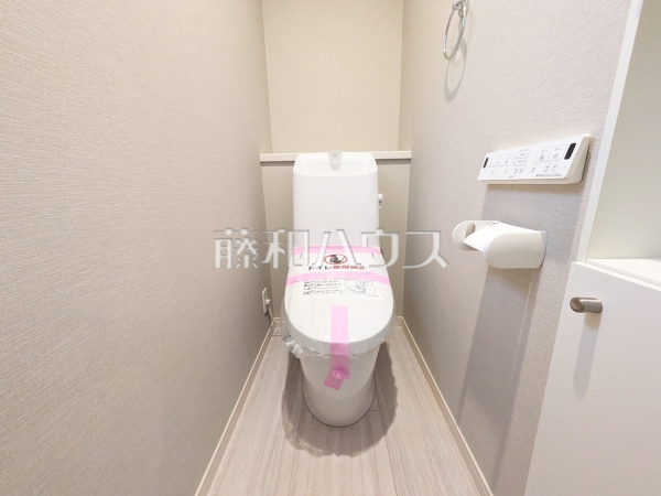 2号棟　トイレ　【府中市栄町１丁目】
各階にトイレがあると、階段の上り下りをせずに済むため就寝時なども便利です。　