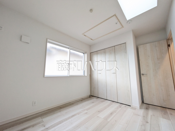 ≪2号棟　その他居室≫トップライトがお部屋の中を明るくしてくれます。　【府中市栄町１丁目】