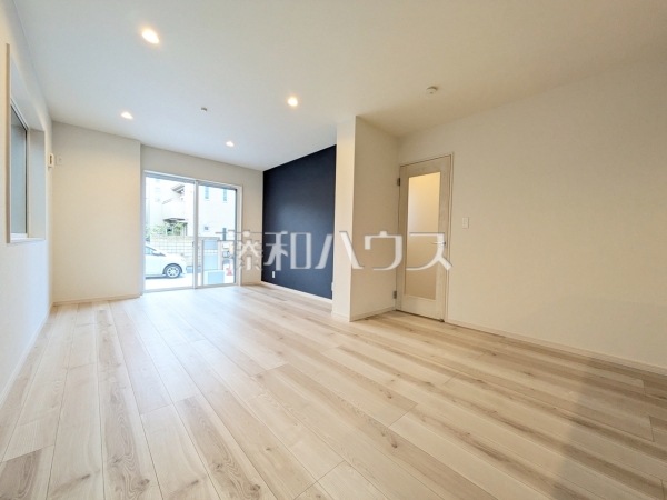 2号棟　リビング　【府中市栄町１丁目】
ナチュラルな色を基調とした落ち着きのあるリビングダイニングは、リラックスできる癒し空間です。　