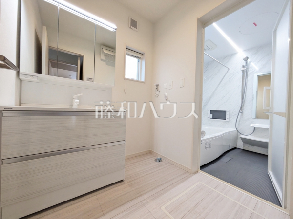 2号棟　洗面室・浴室　【府中市栄町１丁目】
浴室は換気・乾燥・暖房機付きで、入浴前も入浴後も快適です。　