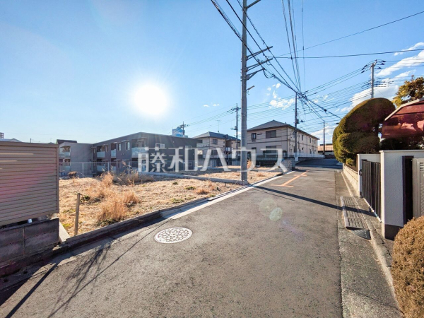 接道状況および現場風景　【新座市畑中３丁目】 建物のプレゼンをさせていただきますので、実際の完成イメージを思い描いていただくことができます。お気軽にお問合せ下さい。 