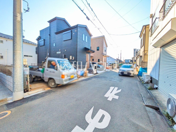 接道状況および現場風景　【小平市上水南町２丁目】 ここに住む方を想像して、着々と建築しております！ 