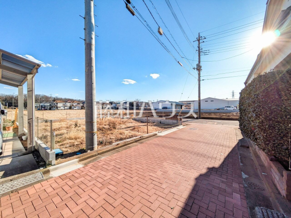 接道状況および現場風景　【新座市野火止３丁目】 お住まい探しは、家の良し悪しだけでなく周辺環境も重要なポイントです。ぜひ一度お客様の目でご覧ください。 