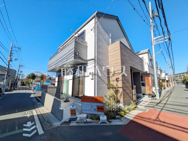 接道状況および現場風景　【世田谷区上祖師谷２丁目】各棟、個性的な間取りでご家族皆様のニーズにこたえます。8家族のために、明るく寛ぎに満ちた間取りをご用意しています。