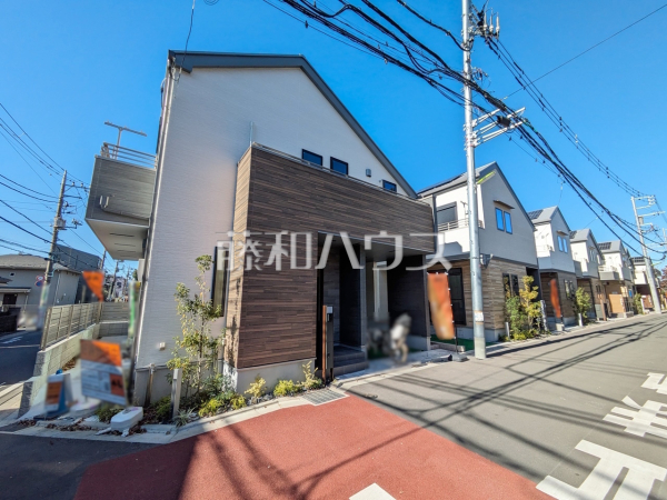 現場風景　【世田谷区上祖師谷２丁目】全棟、太陽光発電パネル設置設置住宅.
