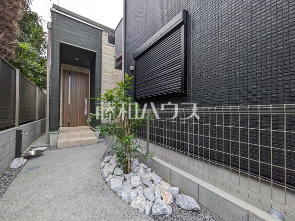C号棟　外観　【日野市多摩平６丁目】生活に溶け込むシンプルなデザインの外観が魅力の新邸です。　