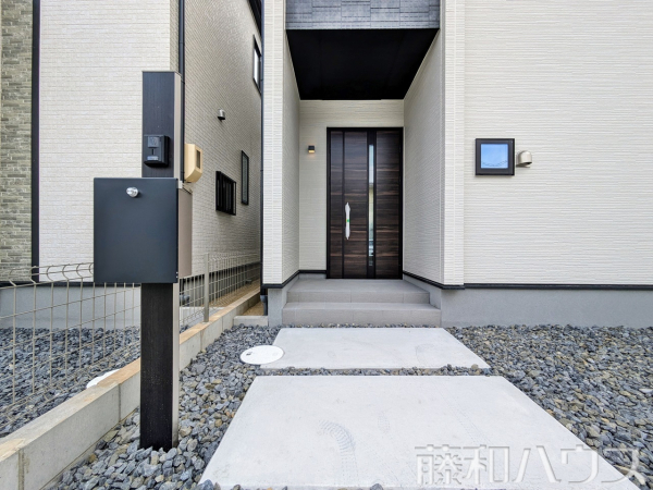 C号棟　玄関　【春日井市高山町４丁目】