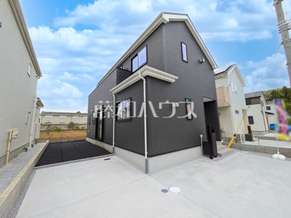 6号棟　外観　【八王子市犬目町】
モノトーンを中心とした配色の現代的なデザイン。直線的ですっきりとしたデザインが、お客様のお住まいを都会的に印象づけます。　