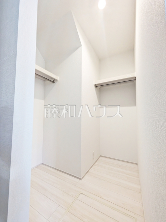 3号棟　ウォークインクローゼットは、お洋服等がたくさん収納できて便利です！　【練馬区大泉学園町７丁目】