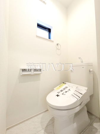 3号棟　各階にトイレがあると、朝の忙しい時間帯などに便利です。 また、夜中も1階まで下りずにすみます♪【練馬区大泉学園町７丁目】