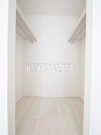 5号棟　ウォークインクローゼットがあるので、お洋服等がたくさん収納できて便利です。　【練馬区大泉学園町７丁目】