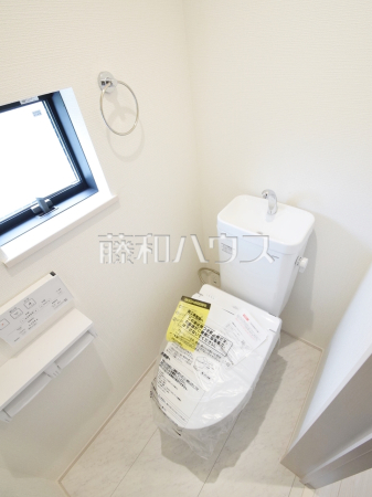 5号棟　トイレはウォッシュレット付き、窓を設けた明るい空間で換気も可能　【練馬区大泉学園町７丁目】