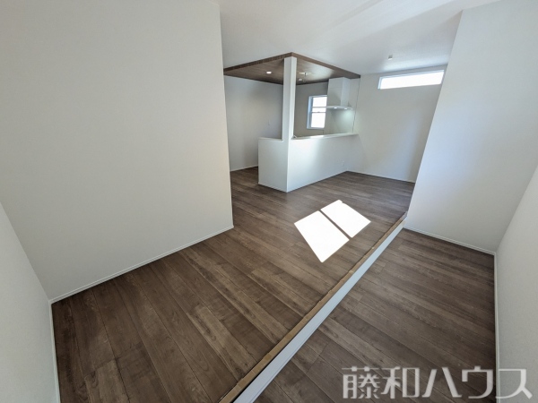 リビング　【春日井市妙慶町２丁目】