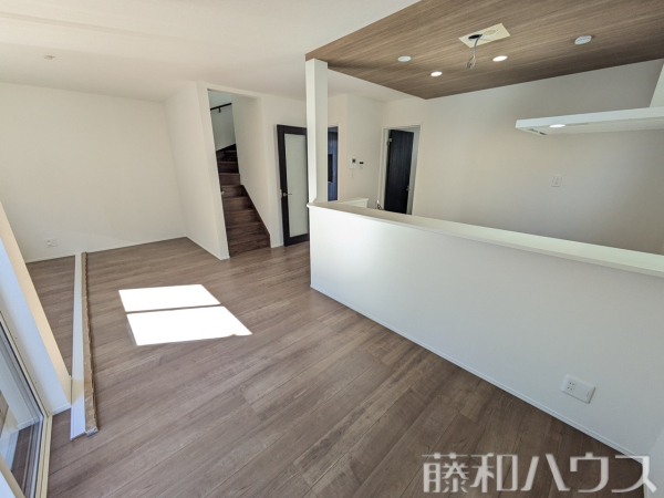リビング　【春日井市妙慶町２丁目】