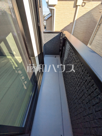 ≪1号棟　バルコニー≫バルコニーがある2階に水回りを配置し家事動線も快適◎　【世田谷区千歳台５丁目】