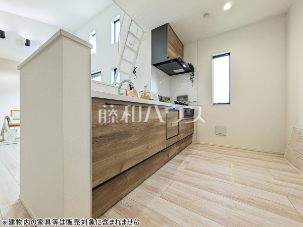 ≪3号棟　キッチン≫窓のある明るい空間！対面式なのでコミュニケーションの取りやすいキッチンです☆　【世田谷区千歳台５丁目】