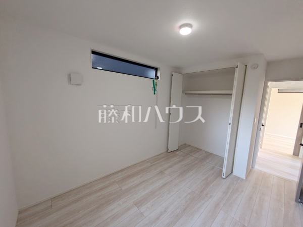 ≪3号棟　居室≫木目が美しいウッディなフローリングの居室は、穏やかで心安らぐ空間となるでしょう。【世田谷区千歳台５丁目】　