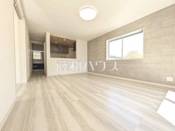 リビング　【八王子市元八王子町１丁目】